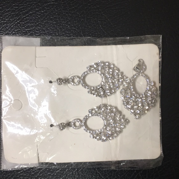 This is a set of sliver earrings with a pendant - Picture 2 of 4